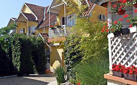 Castello Vendeg Es Apartmanhaz